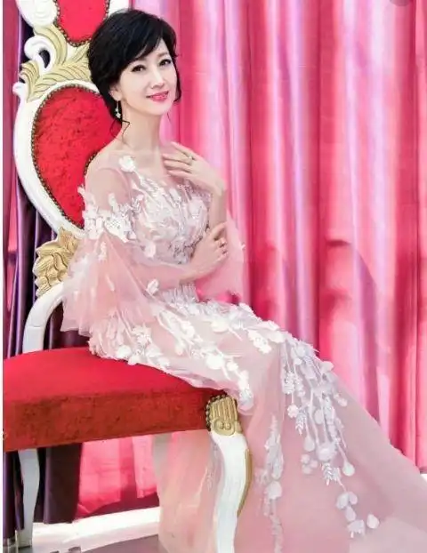 64岁赵雅芝撞衫35岁唐嫣,网友竟丝毫没有输