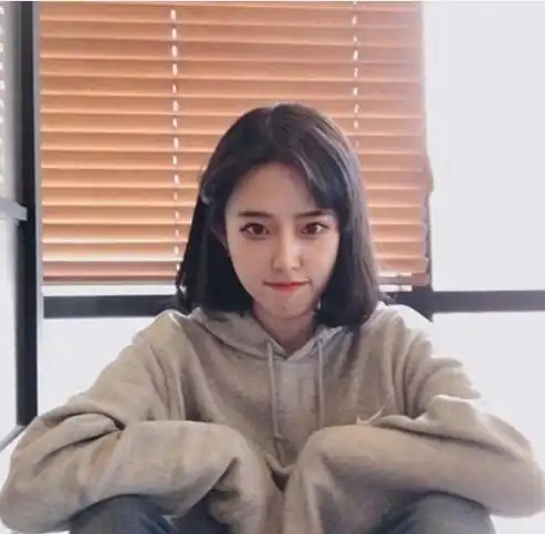 橙色系短发女生头像爱花