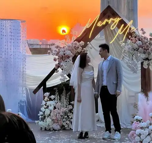 华谊千金获男友浪漫求婚,头戴婚纱夕阳下拥吻,女方眼里满是对方