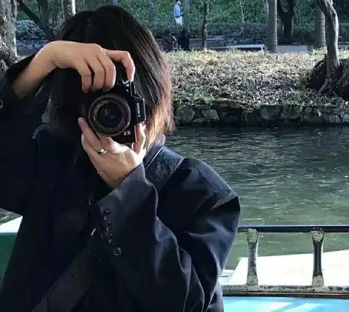 白色唯美系女生头像不露