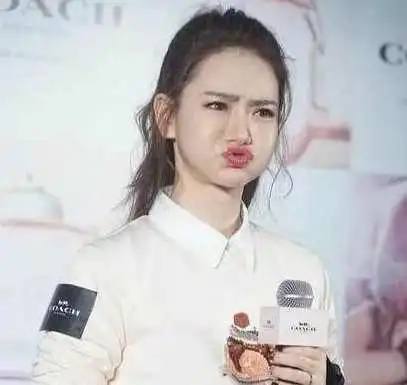 没想到嫁到韩国的戚薇,如今回国人还是那个人,脸再不是那张脸