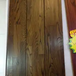 这种颜色的实木地板配什么颜色家具比较好看