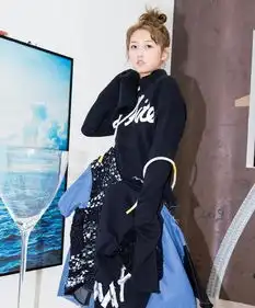 张子枫受邀亮相某品牌秀场,化身潮系少女