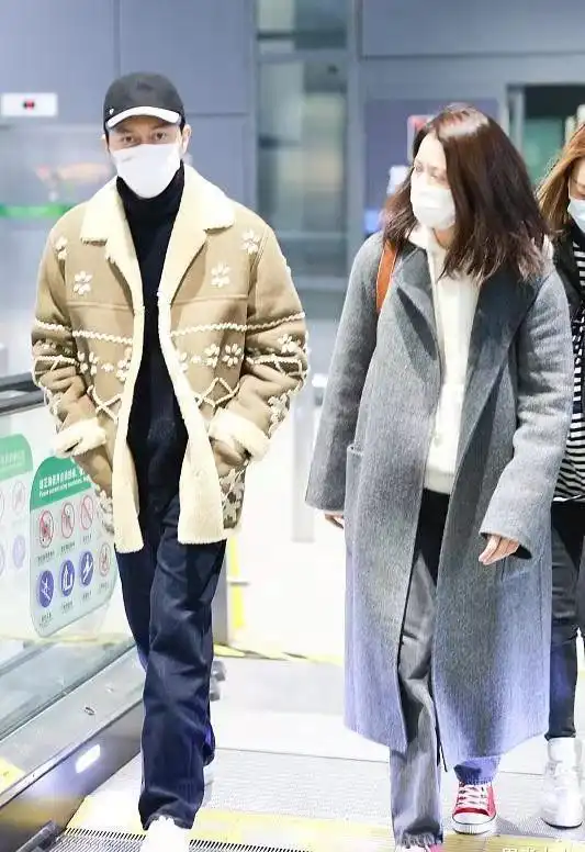 袁咏仪夫妇罕露面,她瘦不少穿大衣好韩系,老公穿成她大姨不习惯