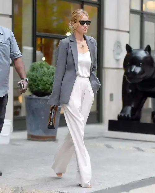 教你美夏天自带反光板的秘密,藏在白色搭配里