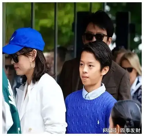孙俪一家四口现身巴黎,邓超紧牵女儿小手,儿子身材修长