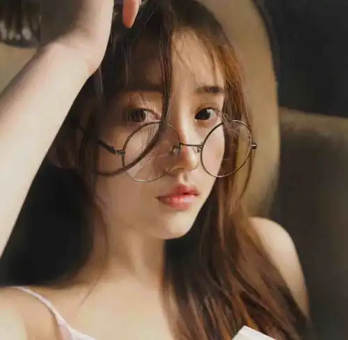 qq头像女生戴眼镜可爱