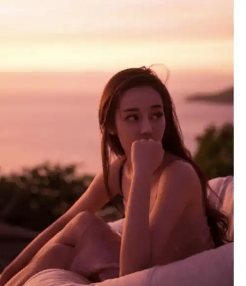 迪丽热巴新尝试的两个造型,一个如氧气美女,一个似猫系女神