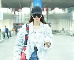 戚薇的拖把外套火了配上蓝色卷边牛仔裤,时尚风格十分清奇