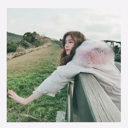 很多图大家有没有ins关注里推荐的女生男生动...