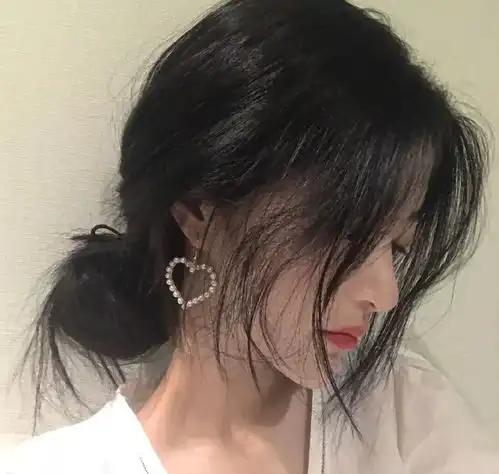 忧郁气质女生头像