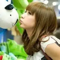 抱着小熊的女生头像微信头像图片大全