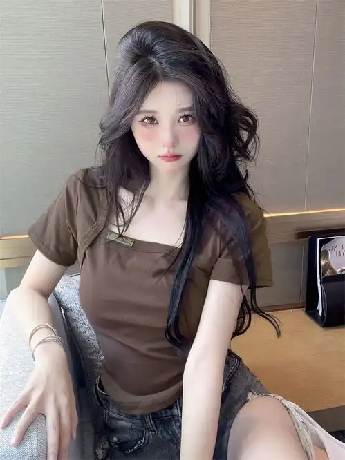 辣妹方领短袖t恤女装夏季纯欲风弧形下摆短款时尚设计感小众上衣