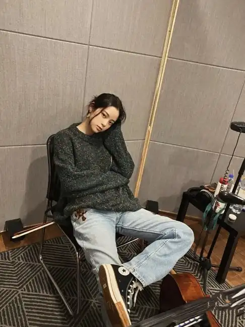 入春后帆布鞋又火了,学欧阳娜娜这样穿,让你的春天活力满满