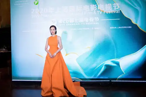 李纯这造型真抢镜,橙色礼服后面只剩3厘米宽布条,露美背太迷人