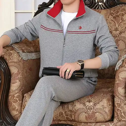 男人过了45岁,不要老穿黑灰白,红色运动套装显年轻20岁