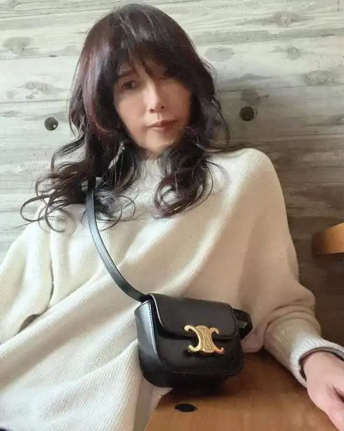 49岁木村拓哉晒新发型,浓颜美男变盐系小奶狗,工藤静香穿高领衫秀直角肩