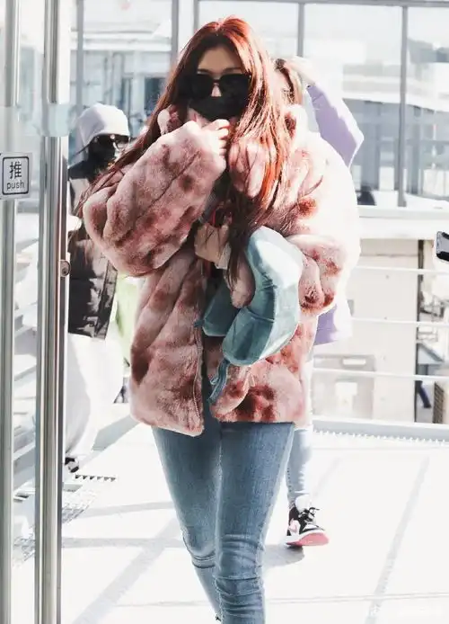 32岁毛晓彤真会穿,粉色毛绒大衣配麻花辫,少女感挡都挡不住