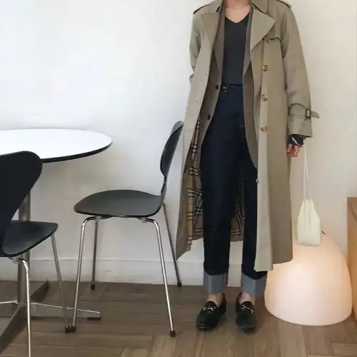 女生穿黑色大衣怎么搭配