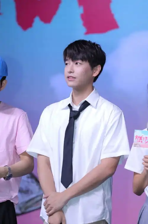 组图少年感回来了彭昱畅穿白衬衫出席路演干净清爽
