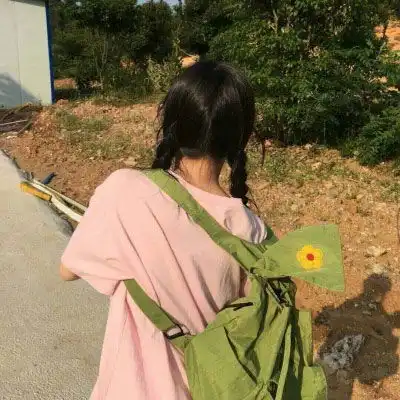 头像女生背影伤感孤单海是孤单的泪