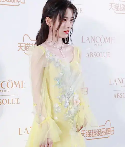 鞠婧祎黄色纱裙尽显仙女本性,长裙变拖地裙,身前装饰却显廉价感