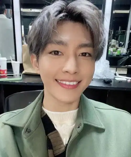 炎亚纶不雅风波后首次露面,深夜观看七月运势直播,但并没有发言