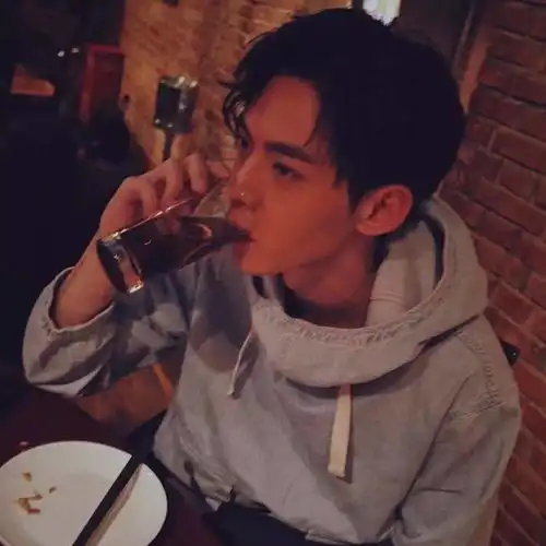 黑色禁欲系男头像正火