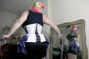 澳大利亚姑娘迷恋隆胸瘦腰修成超级波霸