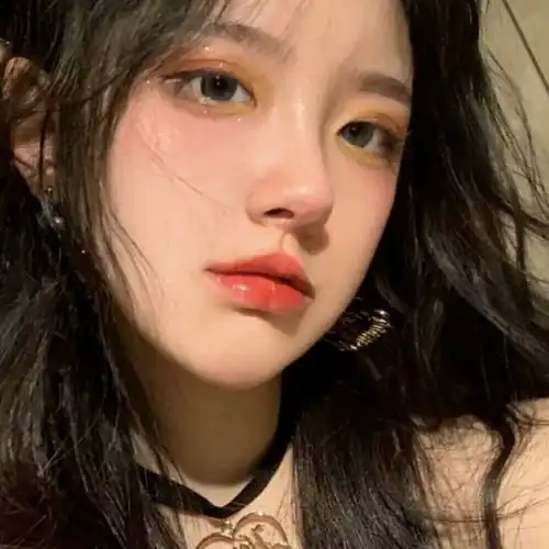 适合发自拍的可爱太阳当空照美女在拍照