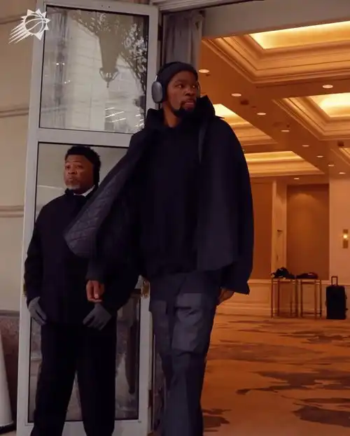 布克黑墨镜短衬衫白打底潮男范儿十足kd黑色系气场全开