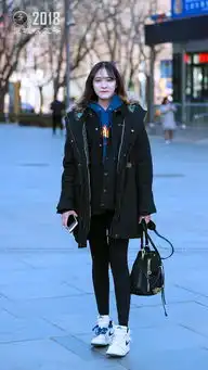三里屯街拍冬季美女们为什么都喜欢穿黑色系的衣服