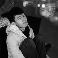 求qq头像男生黑白背景抱着脚