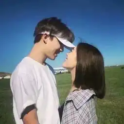 情侣拥抱两人两张头像