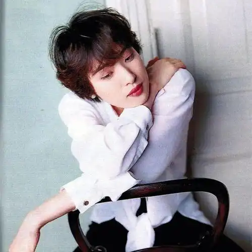 扎了麻花辫,唱了主旋律,37岁的李宇春不酷了