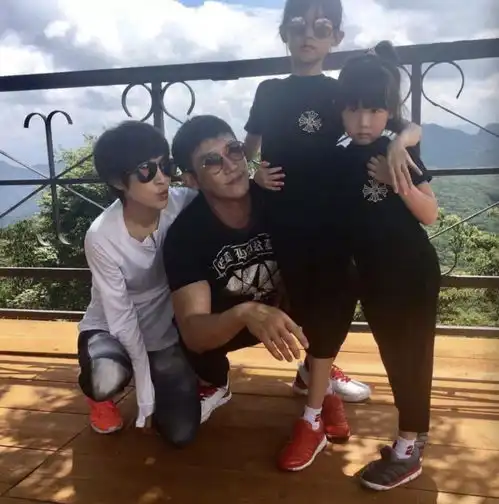 一家四口卡通图片头像鲍