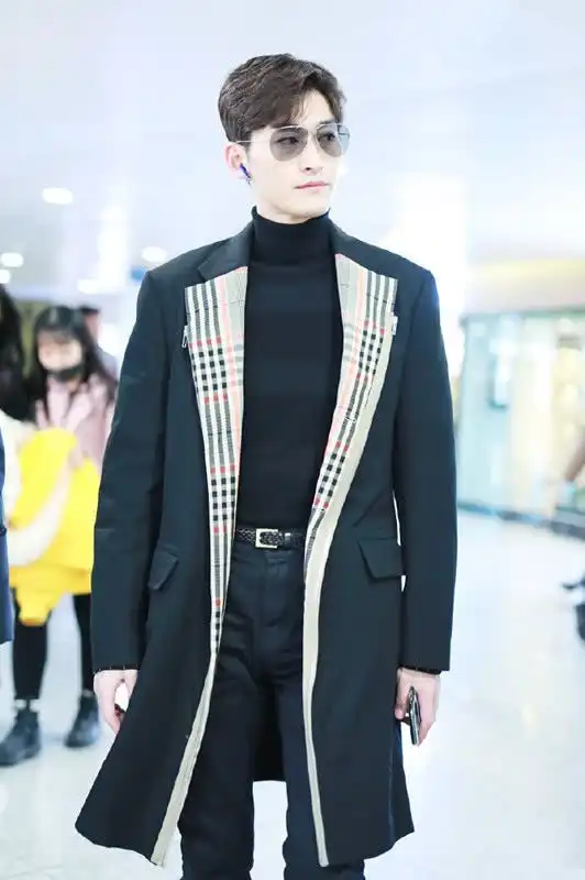 外穿风衣搭高领,再做一个逗号发型时髦又显年轻更有型男范