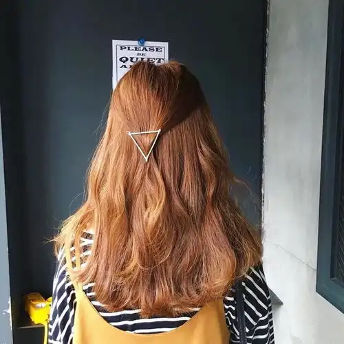 有没有特别可爱的女生头像,比较活泼的,不是小孩纸的,真人的,不露脸的,只露侧脸或者背影的女生头像