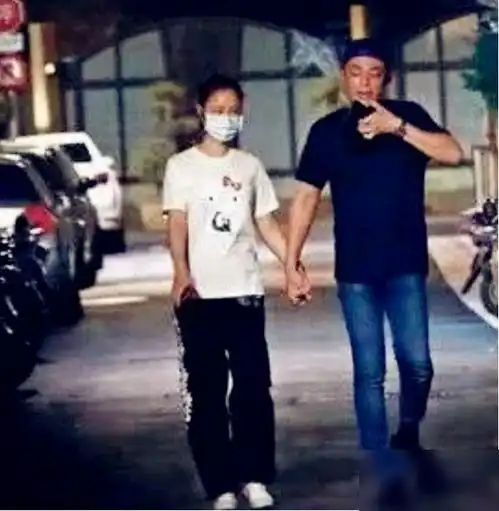 林心如晒美照提前庆情人节,老公视角甜如少女,小腹平坦不似有孕