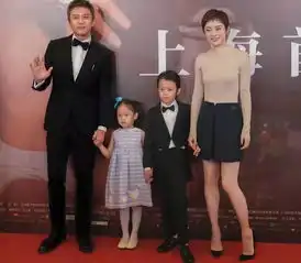 邓超一家四口走红毯,儿子女儿首次亮相,小花妹妹双马尾可爱到爆