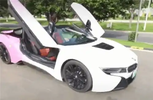 渐变粉宝马i8,全车贴膜花上万,外观显少女心,还很拉风