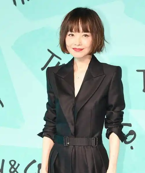 鲁豫确实太瘦了,梳波波头像大头娃娃,换成纹理短发才气质优雅