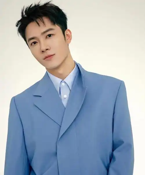 张韬引领潮流,系央视首个在直播中穿克莱因蓝西装的男主播