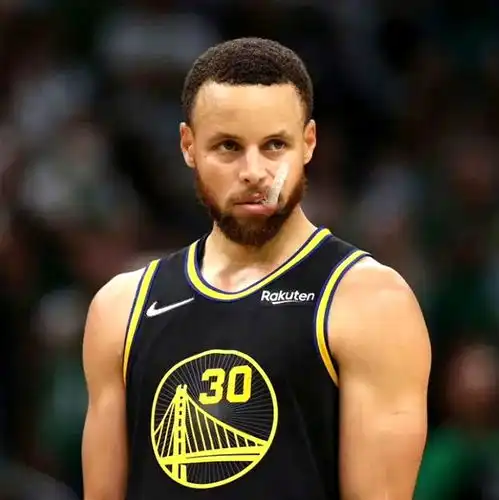 有一说一,nba现役名副其实的超巨只有4人,东契奇约基奇还不够格