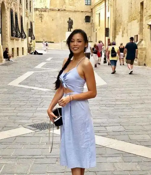 华裔美女黄达拉半夜被未婚夫赶出家门,只因对方要娶英国公主