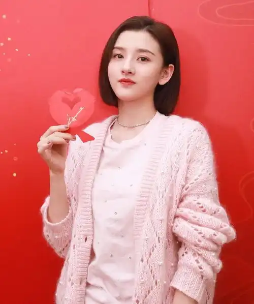 宋祖儿甜到心坎了,穿1万3的珍珠粉色开衫,笑容甜美尽显少女感