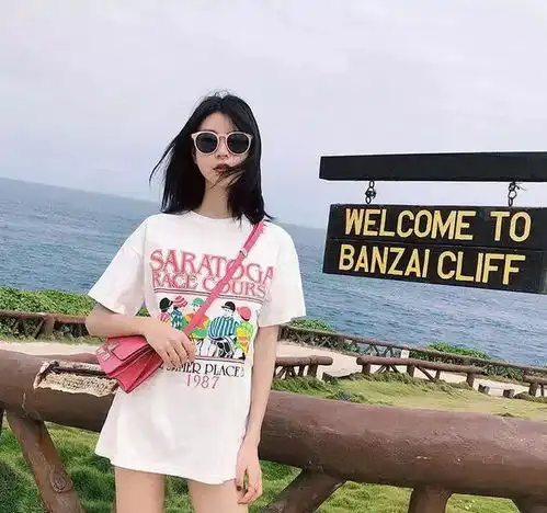 简单的t恤搭配,穿出不一样的美