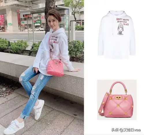 林心如周末独自遛弯,穿卫衣挎粉包似少女,见自己海报合拍好可爱