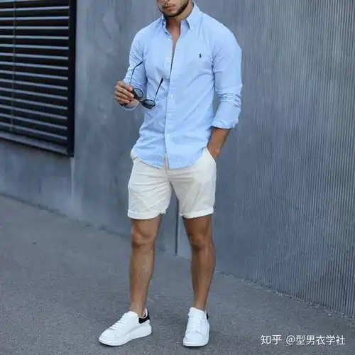 易脏耀眼的白色裤子如何搭,选对了款式,这样搭配让你更受欢迎