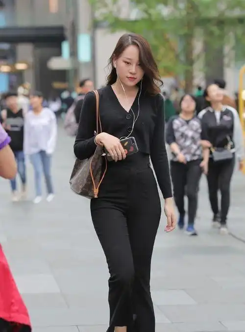 黑色系头像女动漫简约
